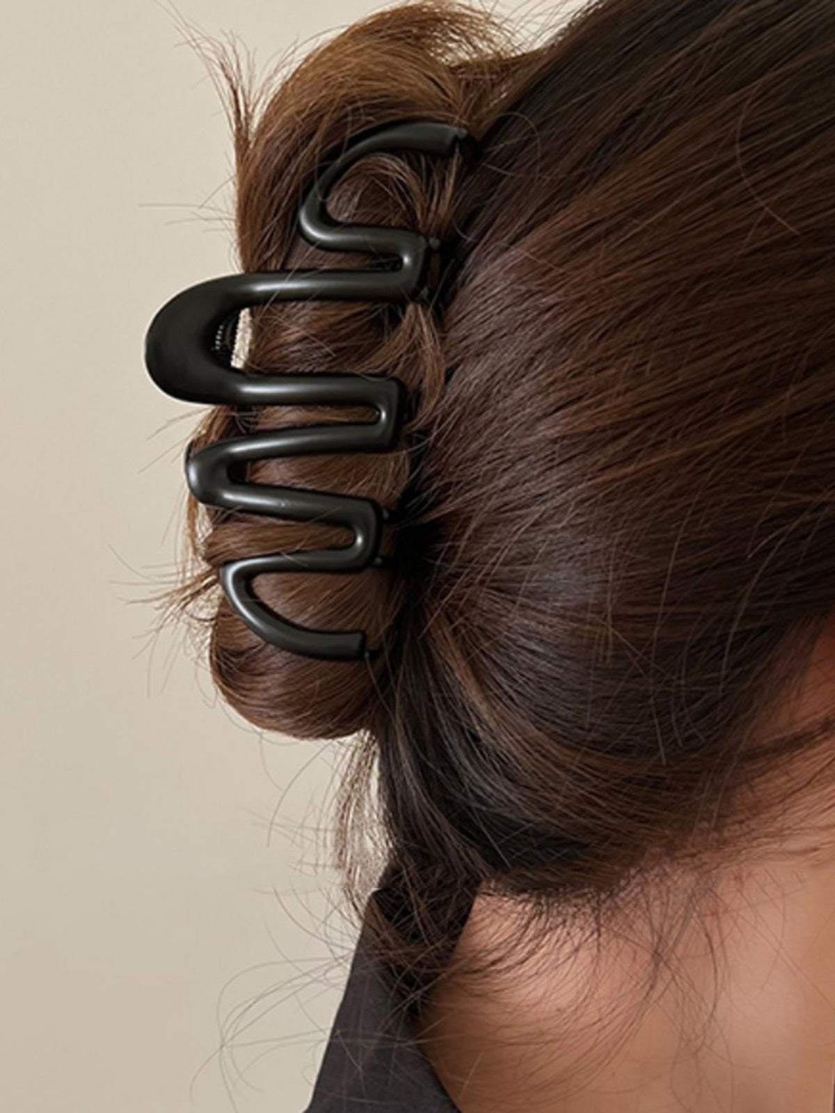 Mia Chunky Single Wave Weighted Metal Hair Claw - Black